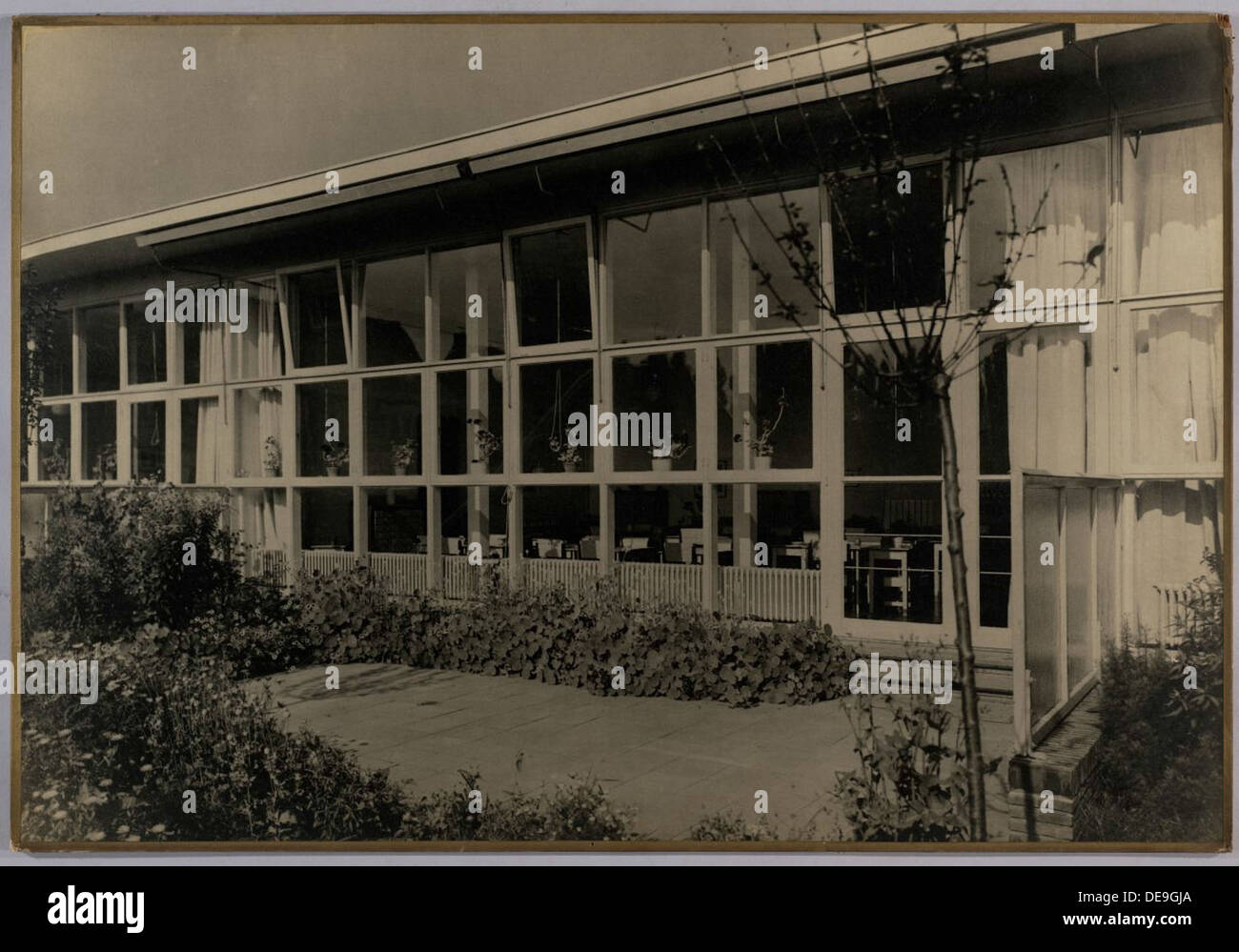 La Scuola Montessori di Schiebroek, costruita negli anni '1920 e '1930, è un esempio di architettura educativa olandese. Progettata per promuovere un ambiente di apprendimento aperto e flessibile, la scuola integra luce naturale e ampie aule. L'edificio riflette le filosofie educative progressiste del tempo e rimane un importante punto di riferimento educativo nei Paesi Bassi. Foto Stock