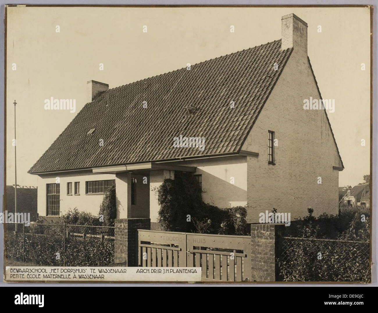 La scuola materna "Het Dorpshuis", costruita negli anni '1920 e '1930, rappresenta l'architettura olandese per gli spazi educativi. Il design incorpora principi modernisti per creare ambienti di apprendimento funzionali e accoglienti. Foto Stock