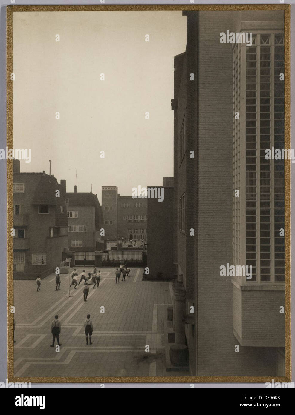 La HBS Secondary School di Amsterdam, costruita tra il 1920 e il 1930, è un esempio chiave dell'architettura educativa olandese. Il design riflette le tendenze architettoniche del periodo con una struttura funzionale e dettagli classici, contribuendo allo sviluppo di edifici educativi nei Paesi Bassi. Foto Stock