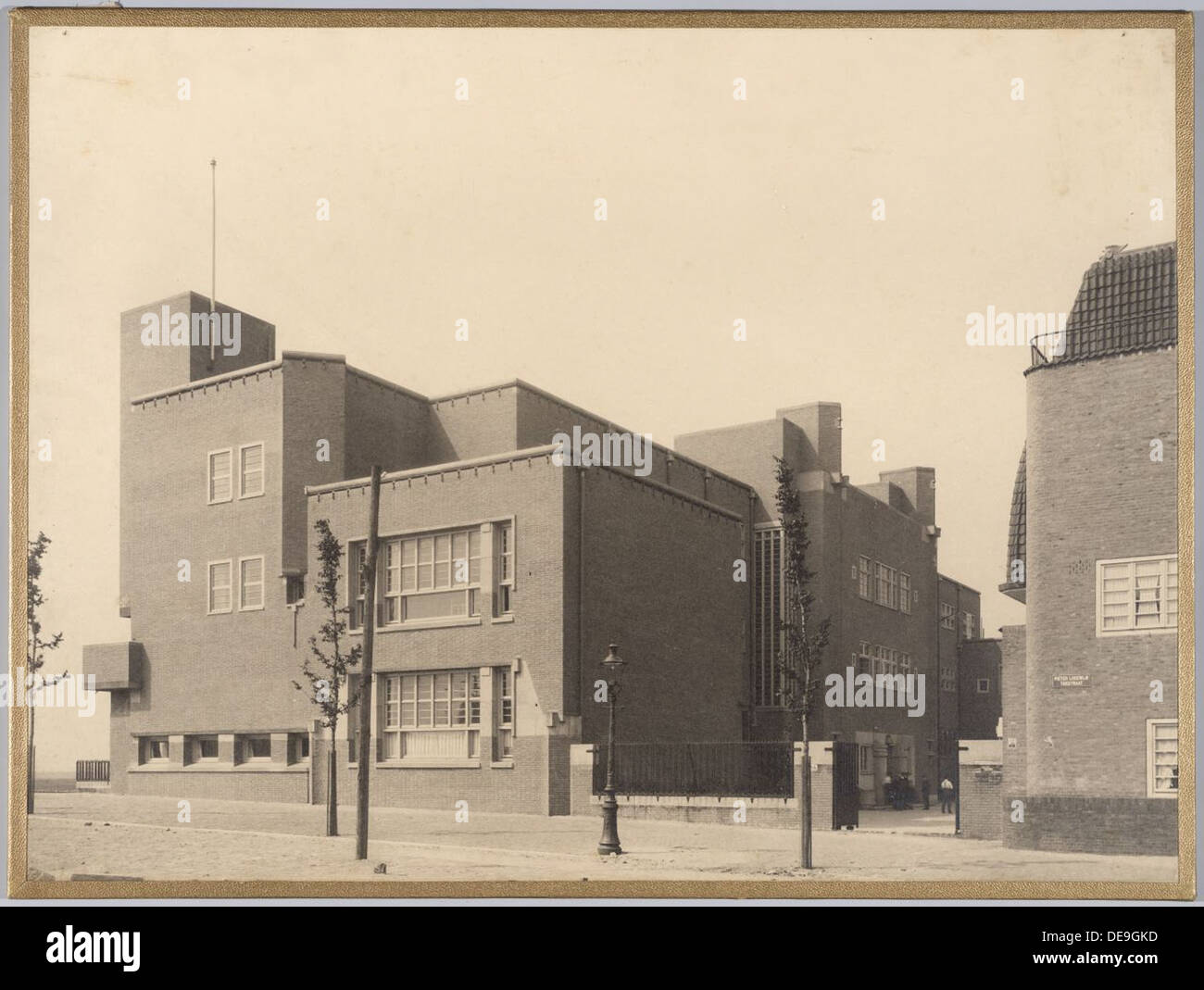 La HBS Secondary School di Amsterdam, costruita tra il 1920 e il 1930, è un importante esempio di architettura educativa olandese. L'edificio presenta elementi tradizionali e modernisti, tra cui layout funzionali e un design adatto ad un ambiente accademico. Rappresenta le tendenze architettoniche dei primi anni del XX secolo nei Paesi Bassi. Foto Stock