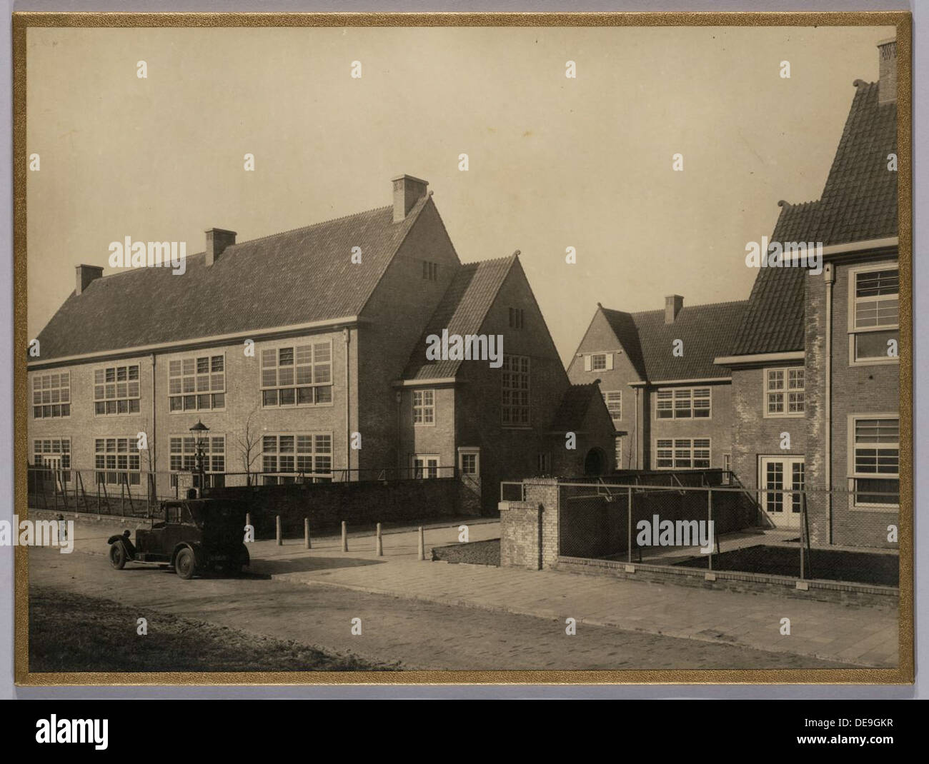 Il complesso degli edifici scolastici di Amsterdam, costruito tra il 1920 e il 1930, riflette l'architettura educativa olandese dell'epoca. Il design enfatizza gli spazi funzionali per l'apprendimento, combinando l'estetica con le esigenze pratiche delle scuole all'inizio del XX secolo. Foto Stock