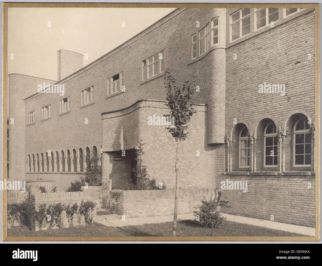 Lo Scholencomplex di Amsterdam, costruito tra il 1920 e il 1930, presenta l'architettura olandese progettata per le istituzioni educative. Gli edifici riflettono lo stile e la funzionalità del tempo, con particolare attenzione alla creazione di ambienti di apprendimento favorevoli. Questo progetto fa parte della mostra dell'Istituto di architettura olandese sulle scuole olandesi. Foto Stock