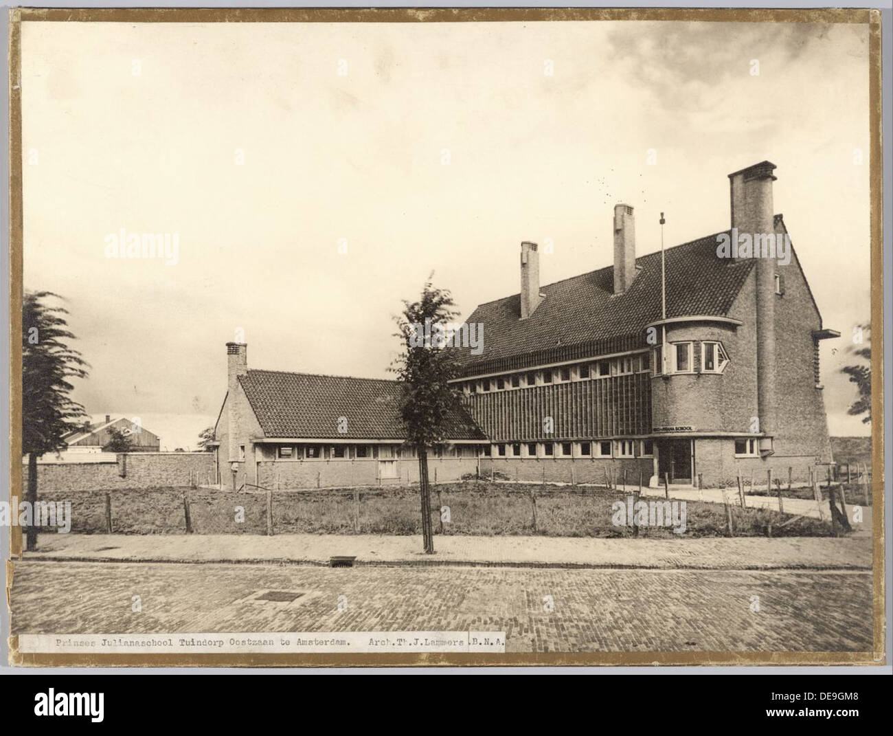 La Scuola Prinses Juliana di Oostzaan, costruita tra il 1920 e il 1930, è un esempio di architettura scolastica olandese. Progettato per soddisfare le esigenze educative del tempo, l'edificio incorpora elementi del modernismo olandese con particolare attenzione alla funzionalità e all'efficienza nel suo design, fornendo un ambiente di apprendimento efficace per gli studenti. Foto Stock