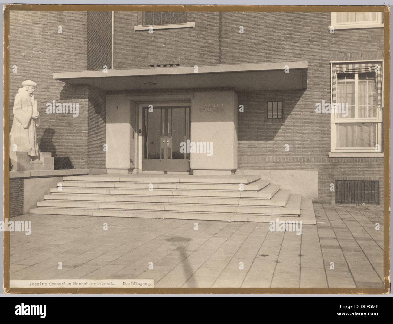 Il Vossius Gymnasium di Amsterdam, costruito tra il 1920 e il 1930, è un esempio importante di architettura scolastica olandese. Il design dell'edificio si concentra sulla fornitura di spazi funzionali ed efficienti per l'apprendimento, riflettendo al contempo le tendenze dell'architettura modernista del tempo. Si tratta di un'importante istituzione educativa di Amsterdam. Foto Stock