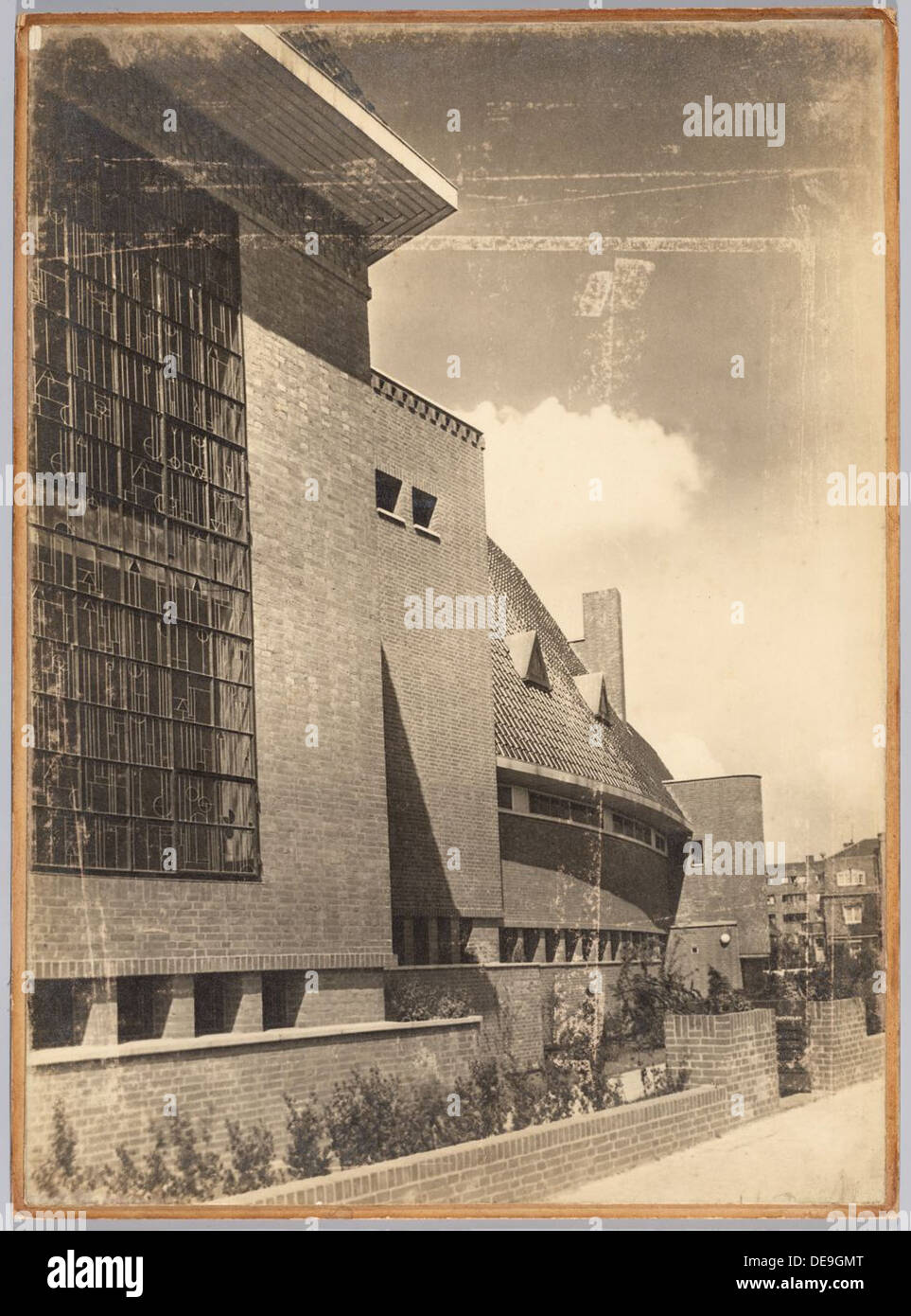 La scuola di musica Minervapaviljoen di Amsterdam, progettata tra il 1920 e il 1930, riflette i principi modernisti olandesi. Il suo design dà priorità alla funzionalità e all'acustica, creando un ambiente ideale per l'educazione musicale e le prestazioni. Foto Stock