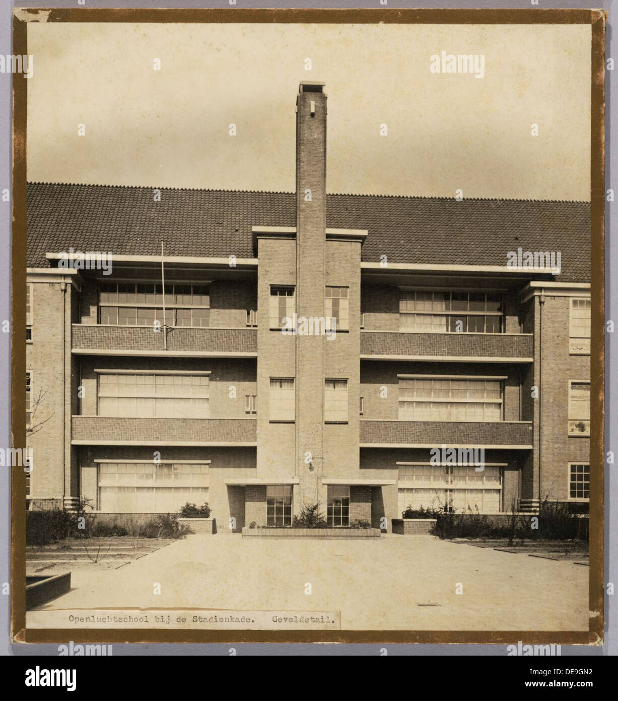 La scuola all'aperto di Amsterdam, costruita tra il 1920 e il 1930, è stata progettata per fornire ai bambini un ambiente di apprendimento sano, utilizzando luce naturale e aria fresca. Il design architettonico enfatizza la funzionalità e l'integrazione di spazi esterni per scopi didattici. Foto Stock