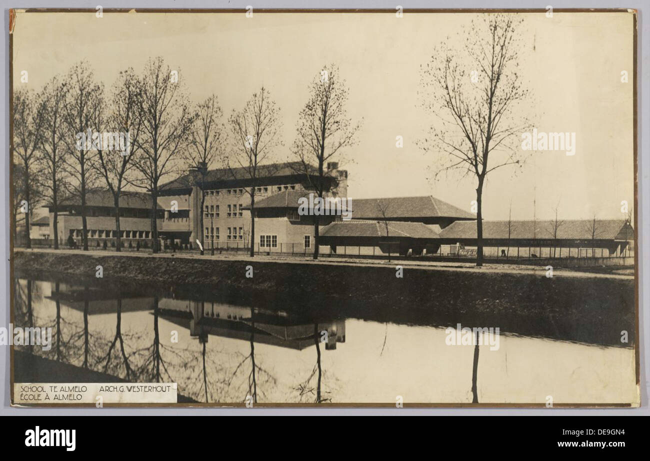 La Rijks HBS è una scuola secondaria di Almelo, Paesi Bassi, costruita negli anni '1920 e '1930 L'edificio mostra la tipica architettura educativa olandese di quest'epoca, con elementi di design funzionali e una forte attenzione all'ambiente educativo. Foto Stock