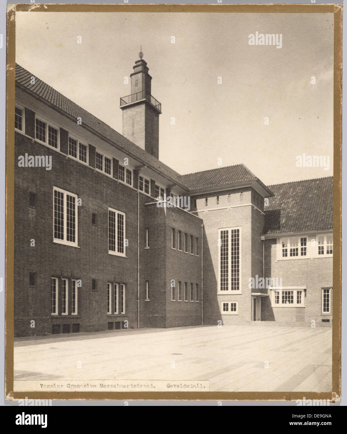 Il Vossius Gymnasium, costruito negli anni '1920 e '1930, è un esempio di architettura educativa olandese. Progettato come edificio scolastico, presenta elementi di design funzionali tipici del periodo, con particolare attenzione a fornire un ambiente di apprendimento adatto. Situato nei Paesi Bassi, riflette le tendenze architettoniche dei primi anni del XX secolo, con un equilibrio di praticità e stile nella sua struttura. Foto Stock