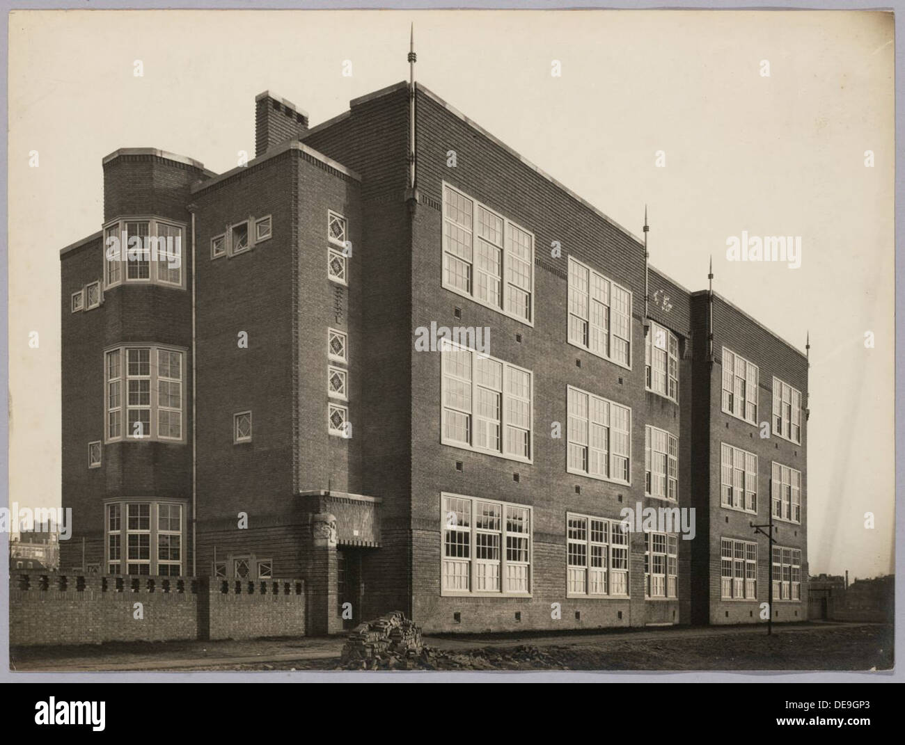 L'edificio scolastico di Amsterdam, costruito tra il 1920 e il 1930, è un esempio di architettura educativa olandese. Il design combina funzionalità ed elementi estetici, offrendo spazi moderni ed efficaci per l'apprendimento durante quell'epoca. Foto Stock