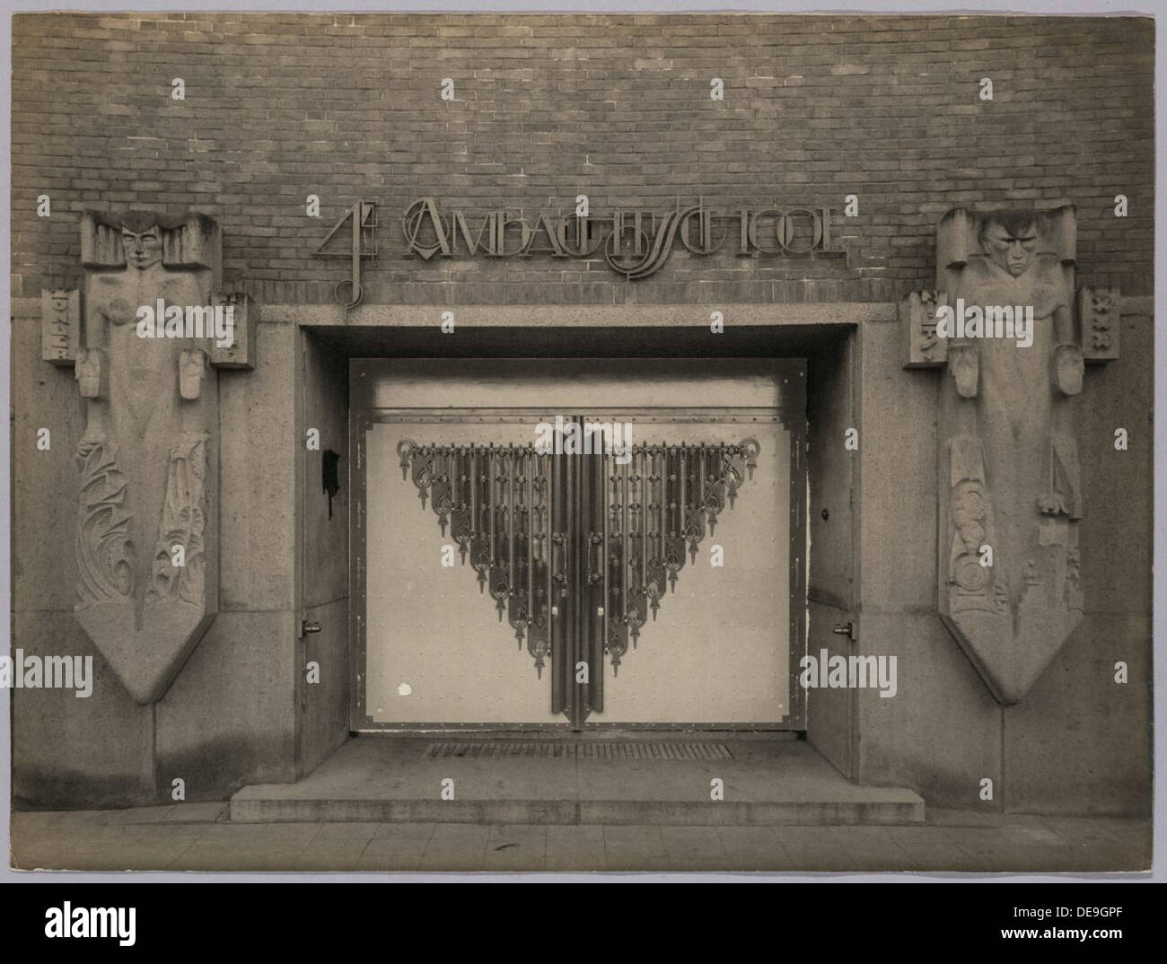 L'Ambachtsschool di Amsterdam, progettato tra il 1920 e il 1930, riflette i principi architettonici olandesi focalizzati sull'istruzione professionale. Integra design modernista e soddisfa al contempo esigenze pratiche ed educative. Questo edificio scolastico fa parte della mostra dell'Istituto di architettura olandese sull'architettura educativa. Foto Stock