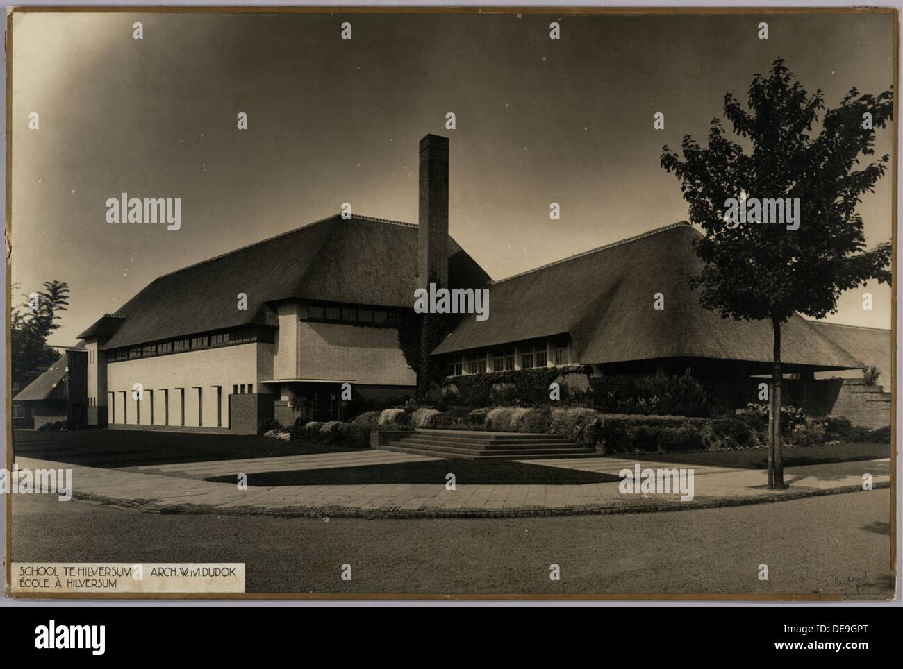 L'edificio scolastico di Hilversum, costruito tra il 1920 e il 1930, esemplifica l'architettura educativa olandese dei primi anni del XX secolo. Caratterizzato da un design funzionale e da principi modernisti, fornisce un ambiente adatto per l'apprendimento e l'insegnamento. Foto Stock