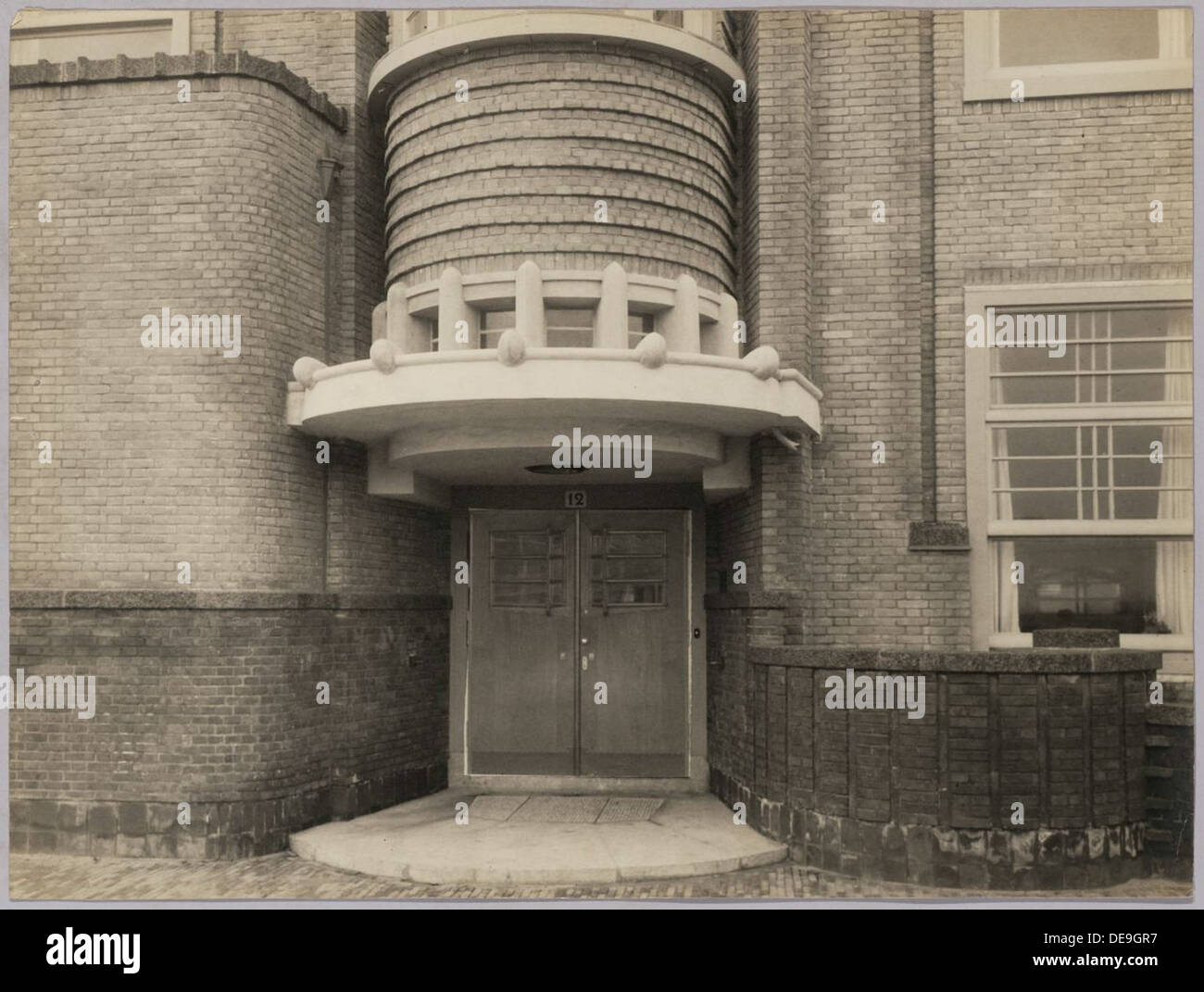 Lo Scholencomplex di Amsterdam, costruito negli anni '1920 e '1930, è un esempio di architettura educativa olandese. Il design si concentra sulla funzionalità e sulla luce, incorporando spazi aperti per l'apprendimento e le aree ricreative. L'edificio è un importante esempio di progettazione scolastica dei primi anni del XX secolo nei Paesi Bassi. Foto Stock