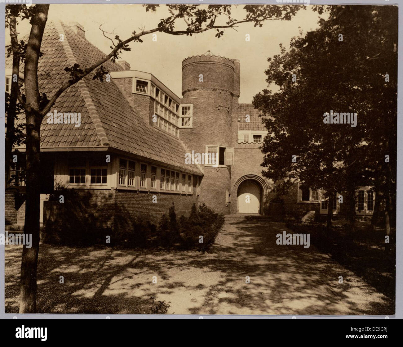 L'edificio scolastico Aerdenhout, costruito tra il 1920 e il 1930, è un esempio di architettura educativa olandese. Progettato con particolare attenzione alla funzionalità e alla luce, l'edificio presenta grandi finestre e spazi aperti per creare un ambiente di apprendimento invitante ed efficiente. Il design riflette le tendenze dell'inizio del XX secolo nell'architettura scolastica, concentrandosi sulla fornitura di spazi sani e pratici per gli studenti. Foto Stock
