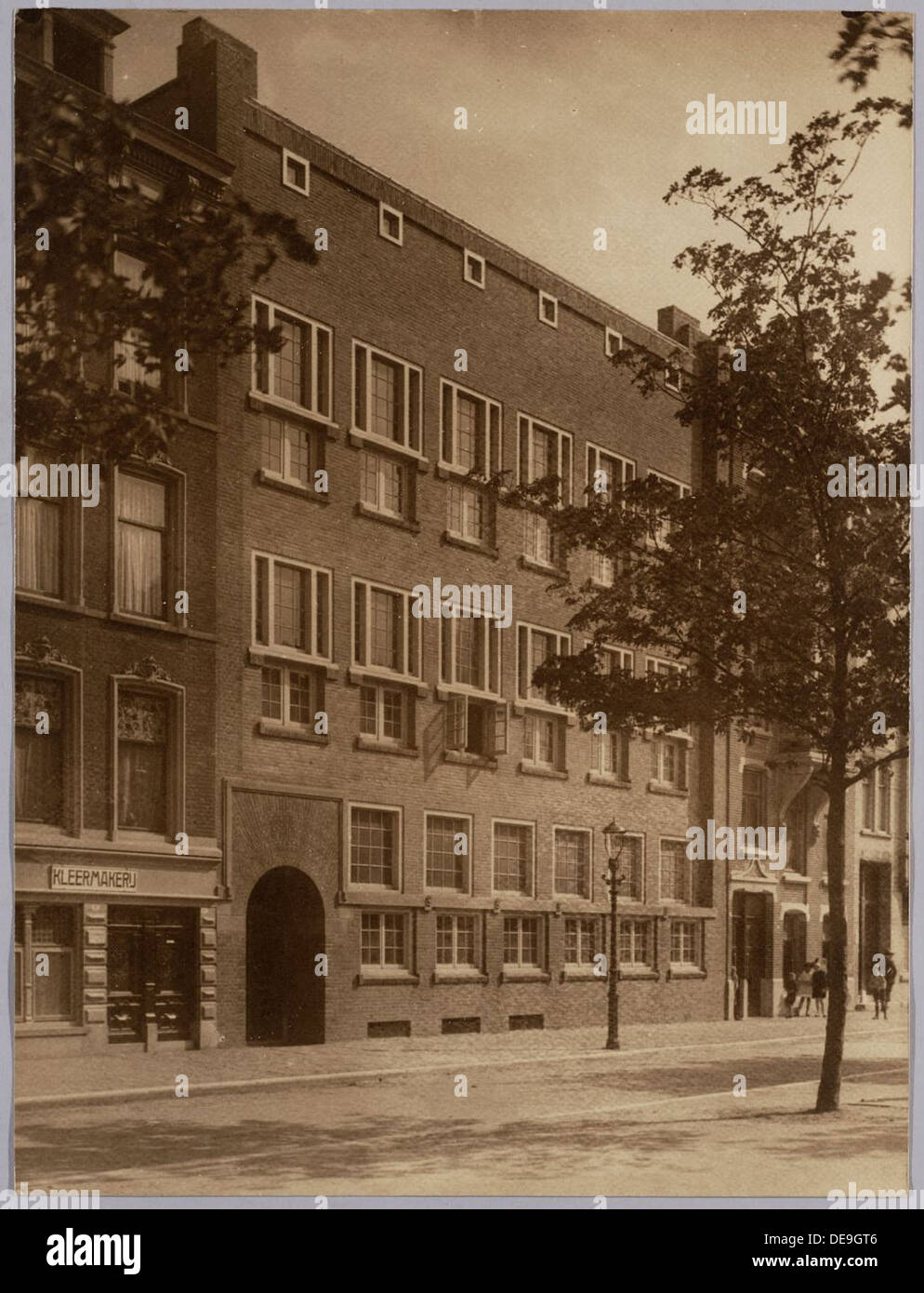 Questo edificio scolastico di Rotterdam, progettato negli anni '1920-'1930, è un ottimo esempio di architettura educativa olandese dei primi anni del XX secolo. Il design enfatizza la funzionalità, l'illuminazione naturale e gli spazi aperti per creare un ambiente di apprendimento ideale. È una parte importante della storia architettonica di Rotterdam, che riflette sia le tendenze architettoniche del periodo che le esigenze pratiche in materia di istruzione. Foto Stock