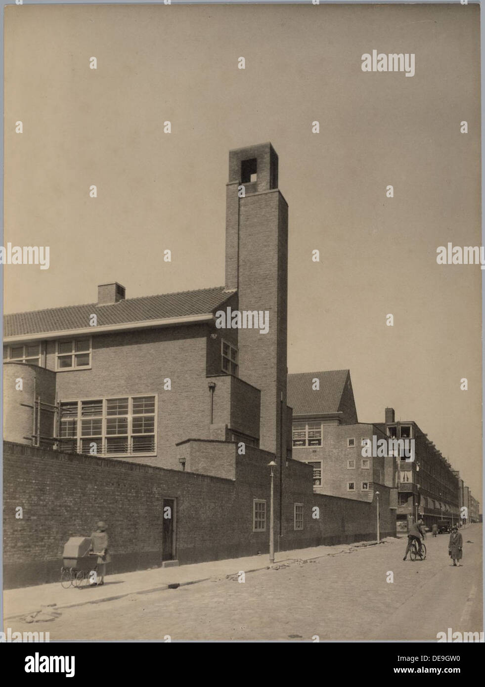 Il complesso scolastico di Amsterdam, costruito tra il 1920 e il 1930, è un esempio di architettura educativa olandese. Il design enfatizza la funzionalità e l'efficienza, con un'enfasi sulla creazione di un ambiente confortevole per gli studenti. L'edificio combina elementi architettonici modernisti olandesi con considerazioni pratiche per uso educativo. Foto Stock