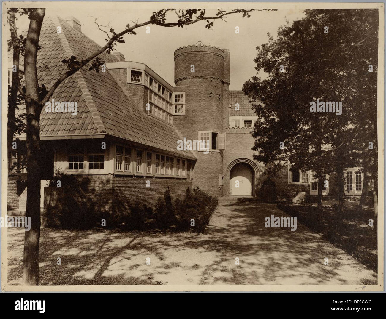 L'edificio scolastico di Aerdenhout, progettato negli anni '1920 e '1930, mostra le tendenze architettoniche olandesi durante il periodo tra le due guerre. Il design enfatizza la funzionalità e l'uso efficiente dello spazio, con un'enfasi sulla creazione di un ambiente favorevole all'apprendimento e all'istruzione. L'edificio faceva parte dei più ampi movimenti architettonici influenzati dalle fiere mondiali. Foto Stock