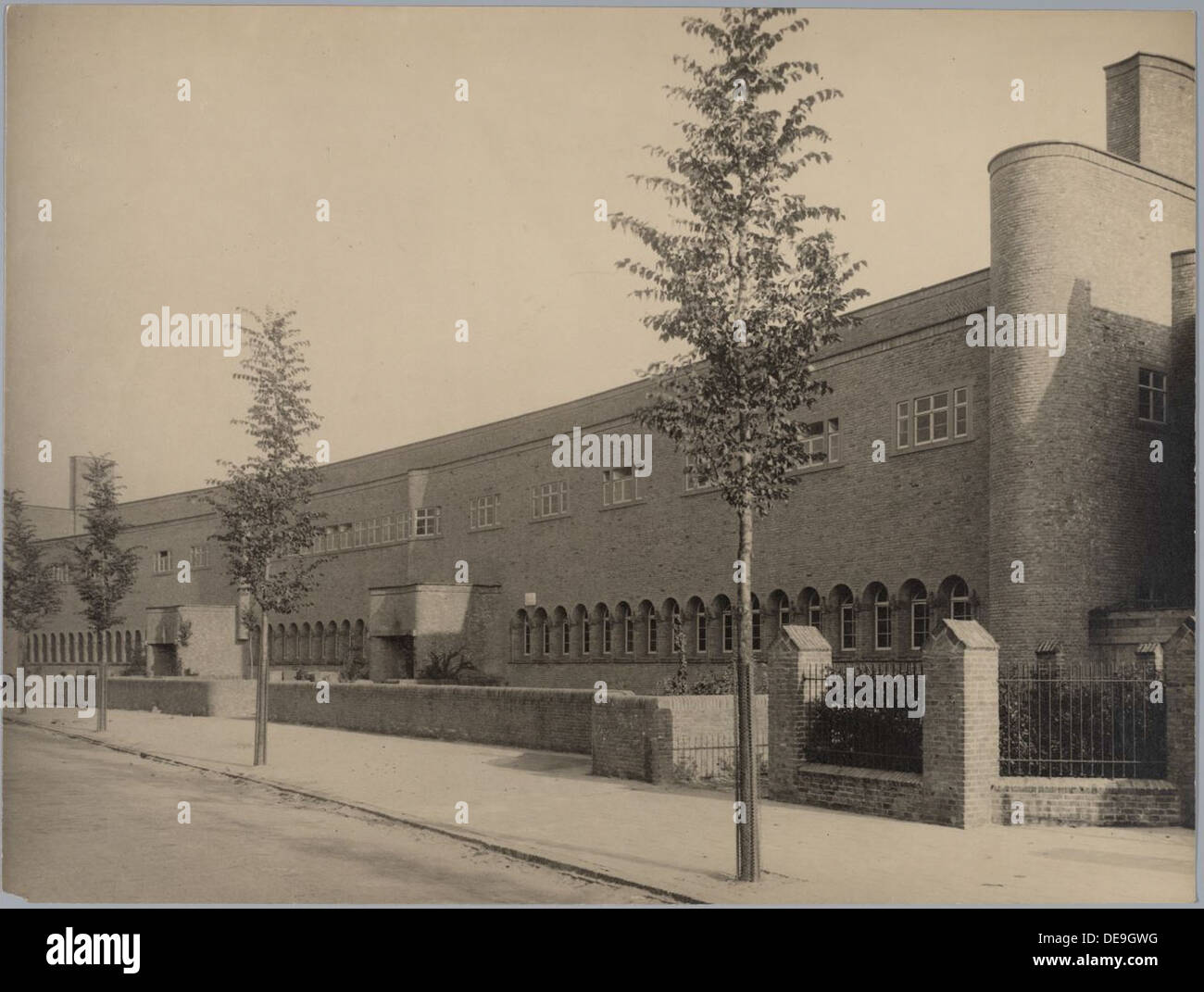 Il complesso School Building di Amsterdam, costruito tra il 1920 e il 1930, rappresenta l'architettura educativa olandese dell'epoca. Il design enfatizza gli spazi funzionali per l'apprendimento, combinando l'estetica con le esigenze pratiche delle scuole all'inizio del XX secolo. Foto Stock