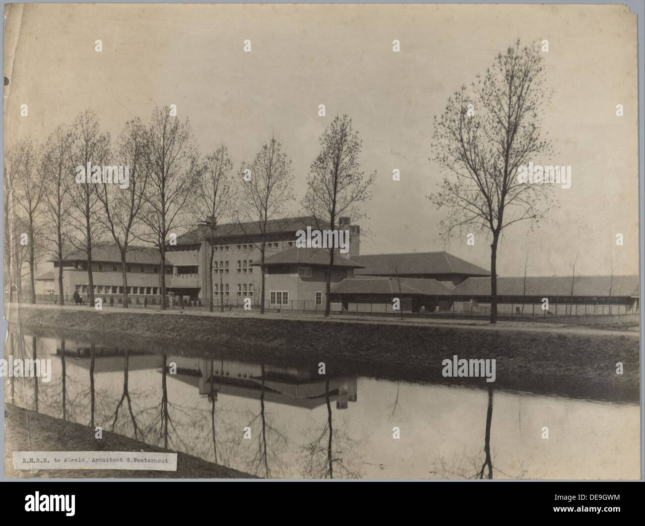 La Rijks HBS ad Almelo, costruita negli anni '1920 e '1930, è un esempio fondamentale di architettura educativa olandese. Il design della scuola riflette i principi modernisti, con particolare attenzione alla funzionalità e alle esigenze degli ambienti educativi. Foto Stock