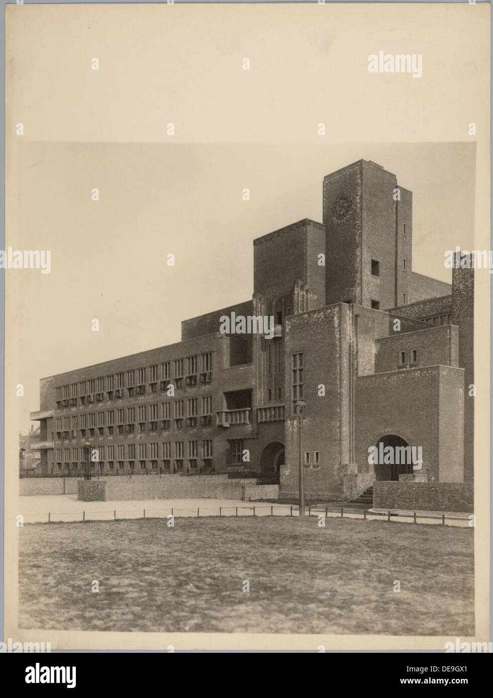 La scuola professionale HBS di Rotterdam, costruita tra il 1920 e il 1930, rappresenta l'architettura educativa olandese del XX secolo. Progettato pensando alla funzionalità, l'edificio incorpora elementi modernisti, fornendo un ambiente favorevole all'apprendimento. La struttura presenta grandi finestre, forme semplici e un'attenzione particolare alla praticità, offrendo molta luce e spazio agli studenti. Foto Stock