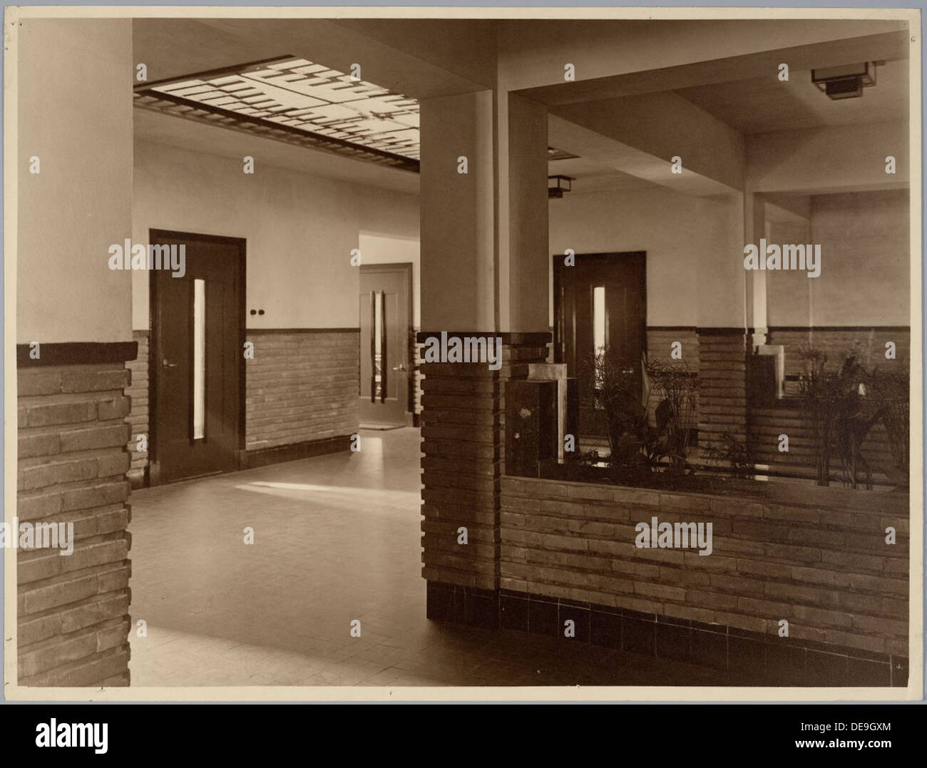 L'interno di questo edificio scolastico, progettato negli anni '1920 e '1930, riflette l'architettura moderna olandese. Il design si concentra sulla creazione di ambienti di apprendimento funzionali con un'estetica minimalista, enfatizzando la luce naturale e l'uso efficiente dello spazio. Il periodo vide uno spostamento verso progetti scolastici aperti e adattabili. Foto Stock