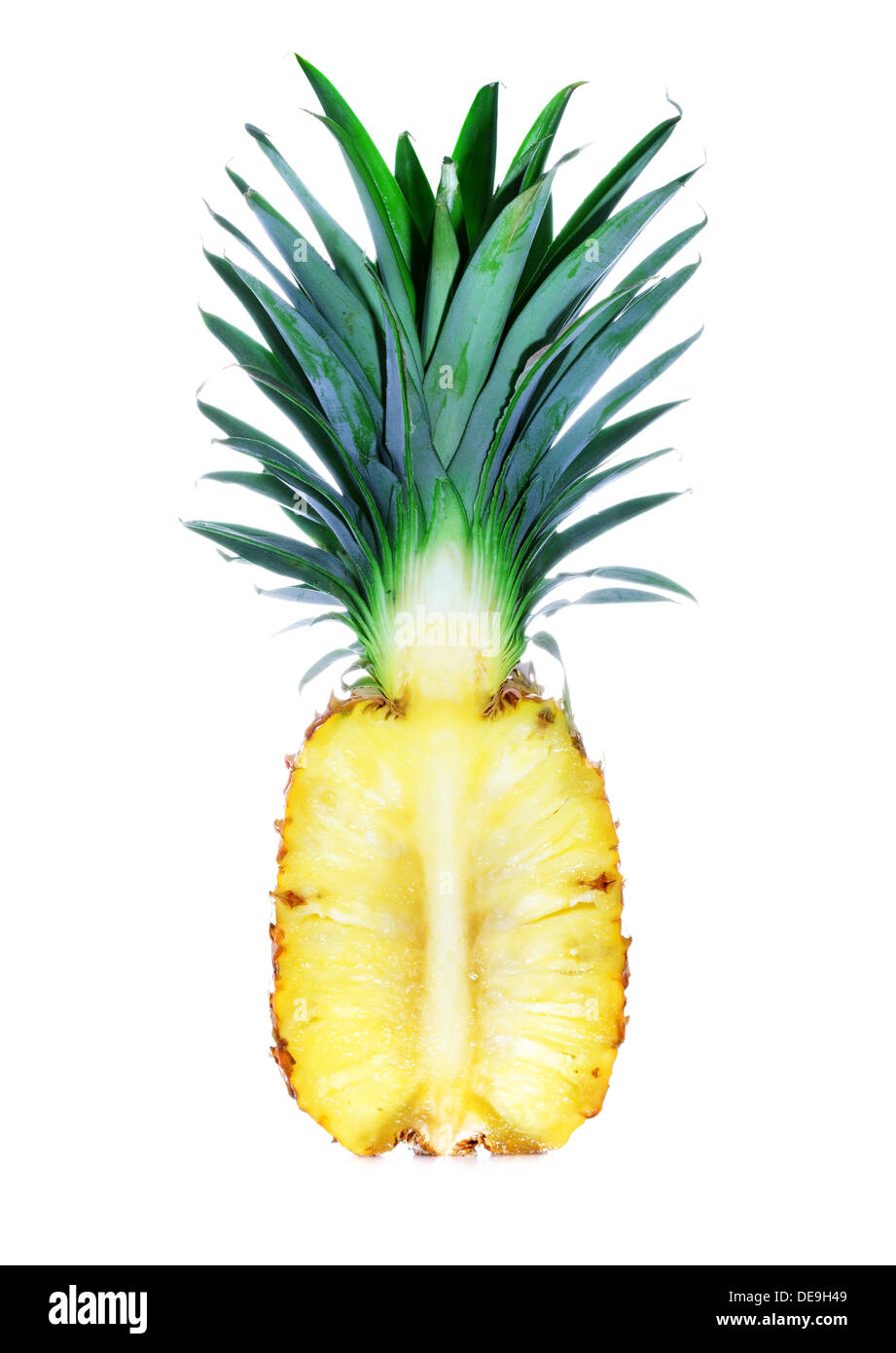 Ananas tagliato a metà su uno sfondo bianco isolato Foto Stock