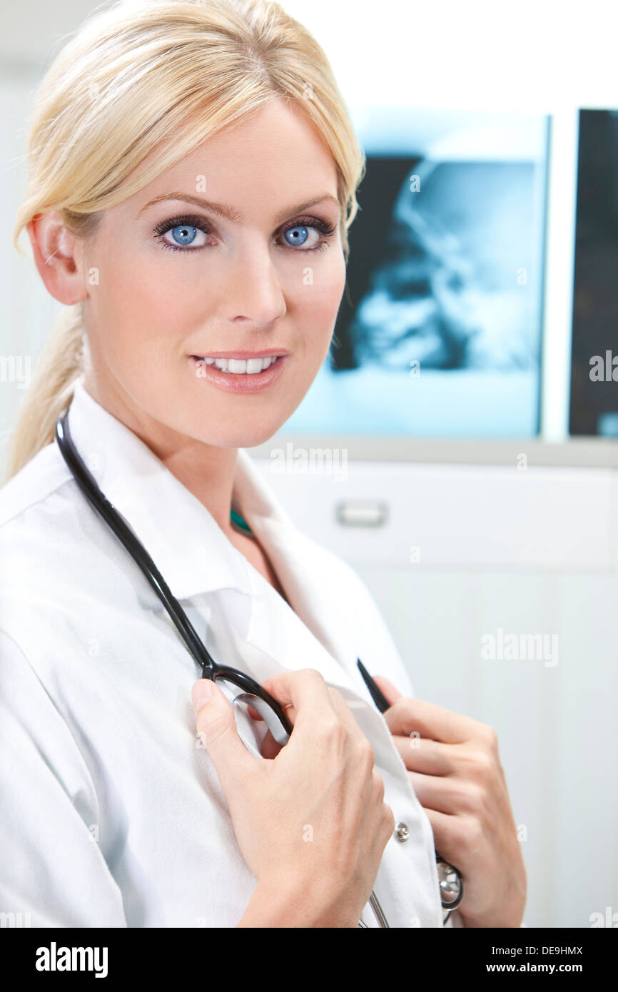 Una donna bionda medico con raggi x in un ospedale Foto Stock