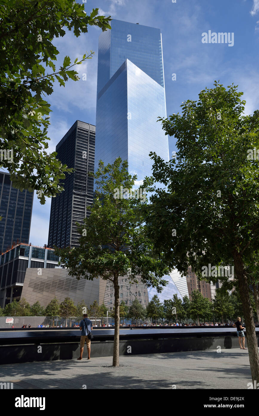 National September 11 Memorial con quattro World Trade Center in background, Manhattan, New York, New York, Stati Uniti d'America Foto Stock