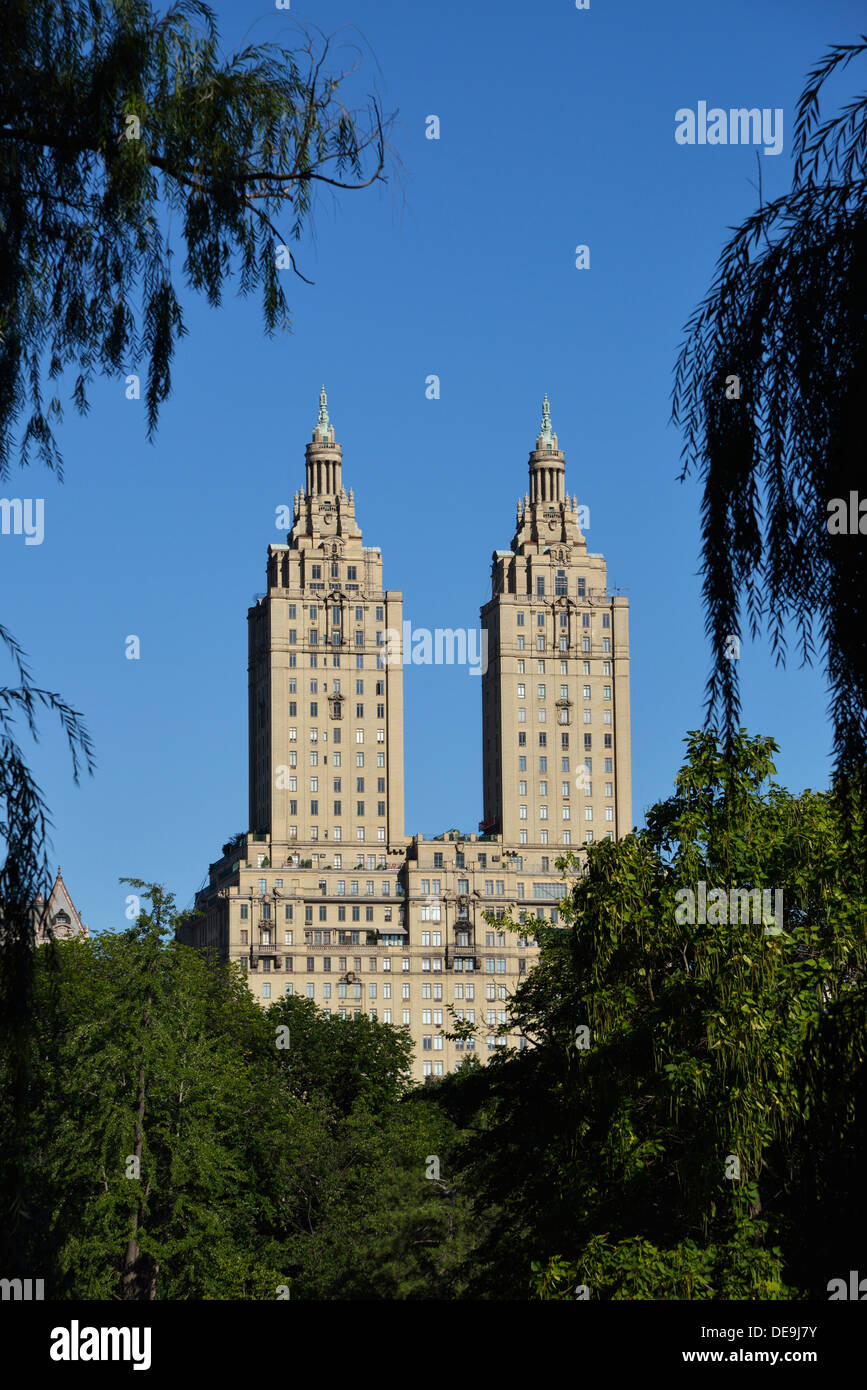 Edificio di appartamenti San Remo visto da Central Park, Upper East Side di Manhattan, New York New York, Stati Uniti d'America Foto Stock