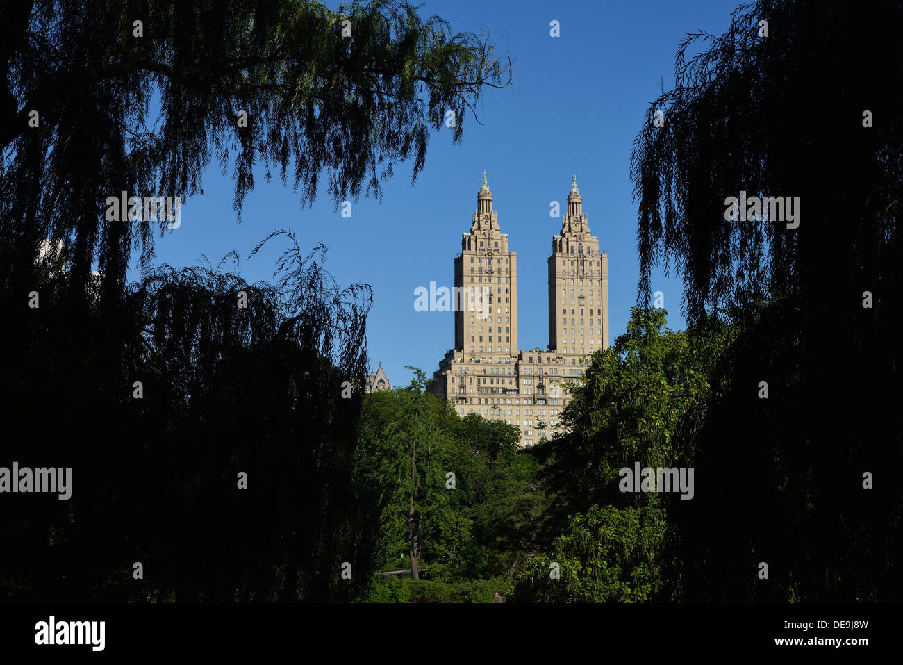 Edificio di appartamenti San Remo visto da Central Park, Upper East Side di Manhattan, New York New York, Stati Uniti d'America Foto Stock