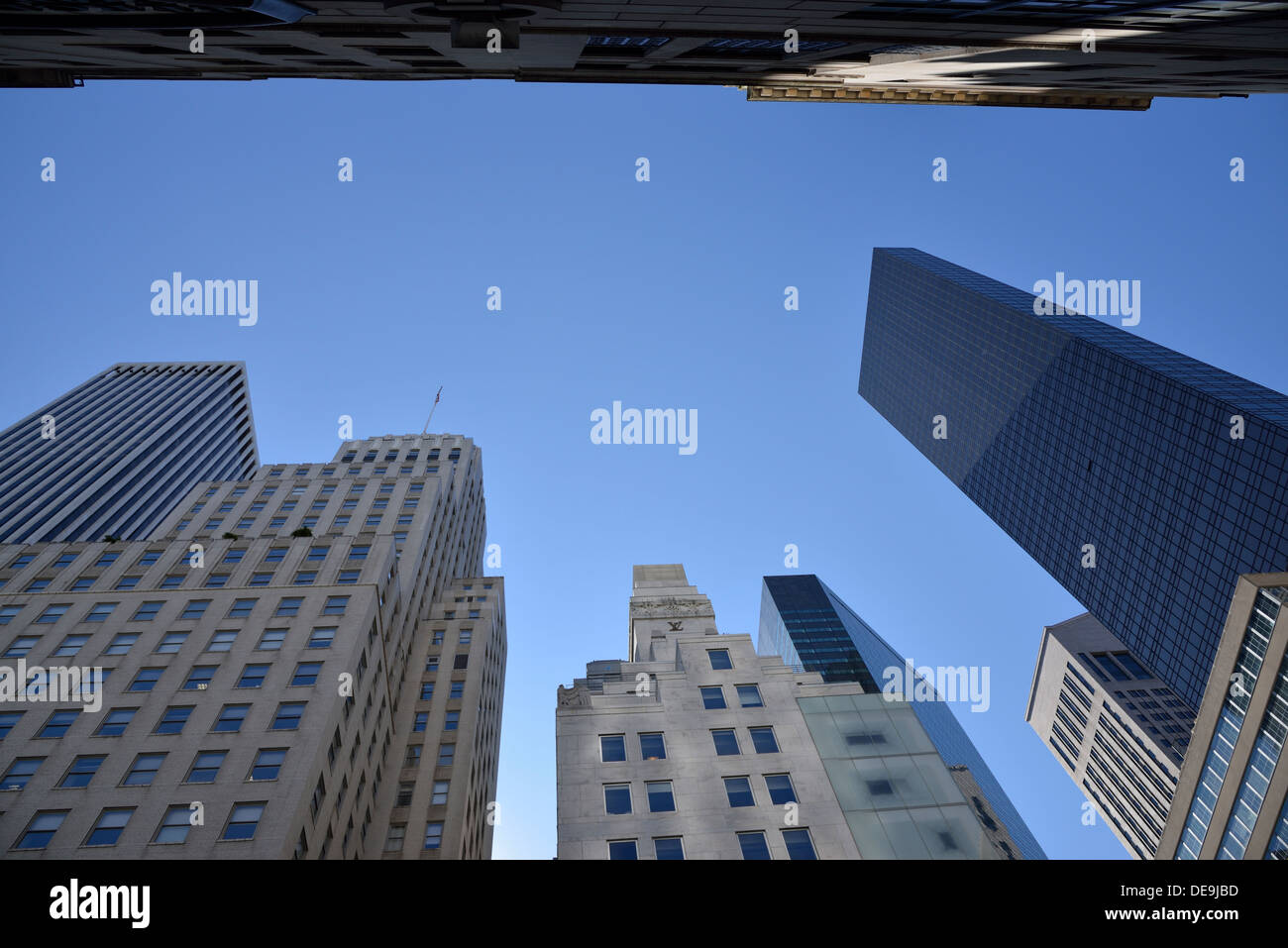 Grattacielo in corrispondenza della Quinta Avenue con Trump Tower, Manhattan, New York, New York, Stati Uniti d'America Foto Stock