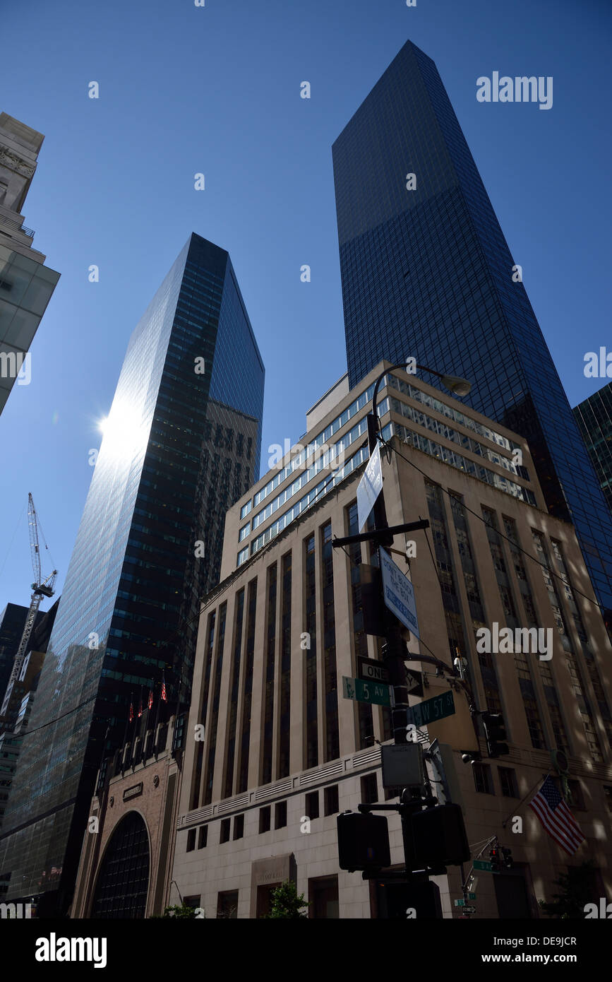 Grattacielo in corrispondenza della Quinta Avenue con Trump Tower, Manhattan, New York, New York, Stati Uniti d'America Foto Stock
