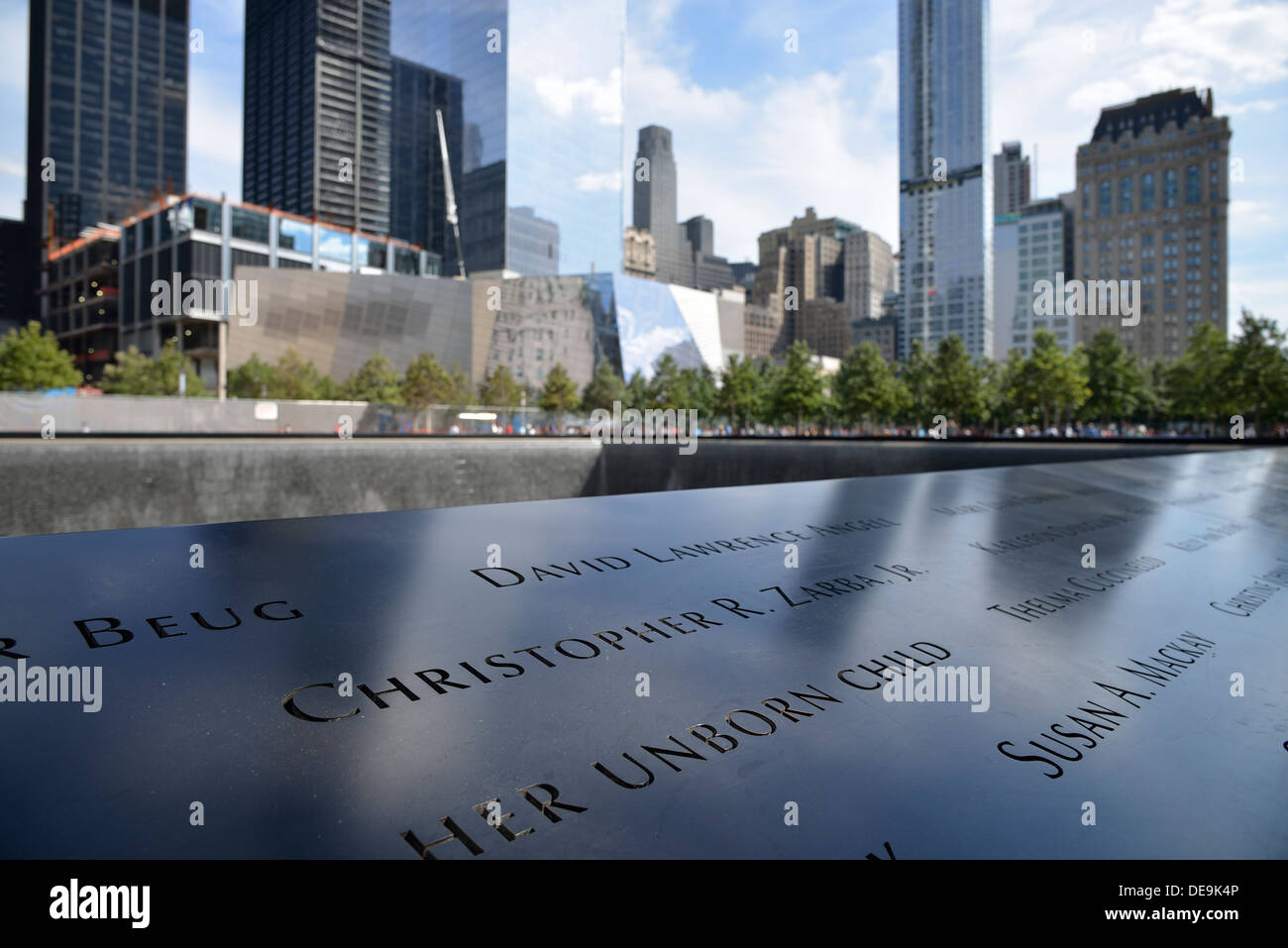 Piastre di bronzo con i nomi delle vittime, National September 11 Memorial, Manhattan, New York, New York, Stati Uniti d'America Foto Stock