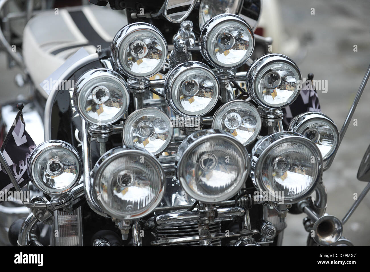Abbassare Marsh, Waterloo, Londra, Regno Unito. 14 settembre 2013. Scooter alla celebrazione di anni sessanta la cultura giovanile nella palude inferiore, Waterloo. Credito: Matteo Chattle/Alamy Live News Foto Stock