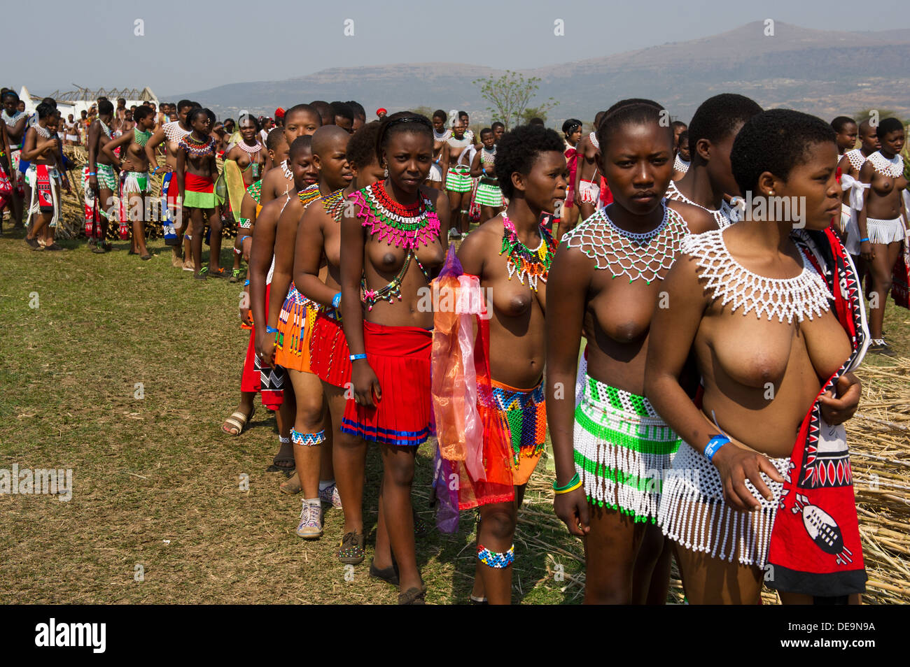 Zulu danza Reed a Palazzo eNyokeni, vergini coda per prelevare un reed, Nongoma, Sud Africa Foto Stock