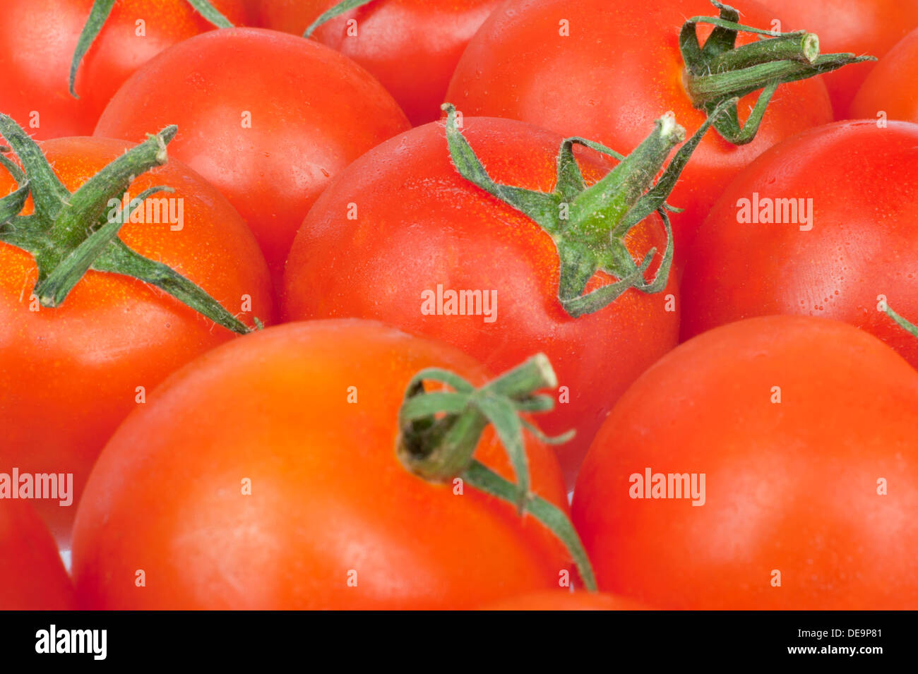 Contigui texture di sfondo di rosso succosi pomodorini freschi in stretta fino Foto Stock
