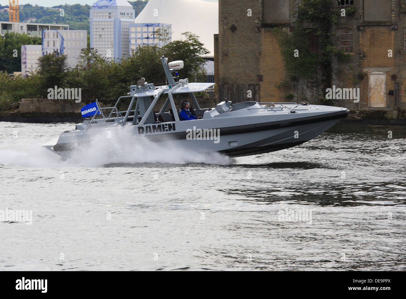 Damen Interceptor 1102 sviluppato per le forze di polizia, guardia costiera e la marina visualizza al DSEi 2013 nelle Docklands di Londra Foto Stock