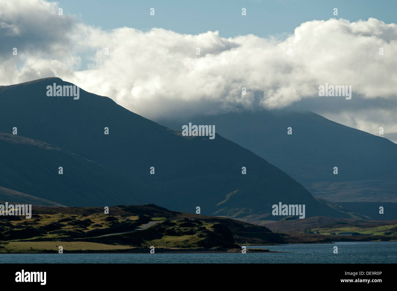 Beinn Spionnaidh e Foinaven (in cloud) su Kyle di Durness da Keoldale, vicino a Durness, Sutherland, Scotland, Regno Unito. Foto Stock