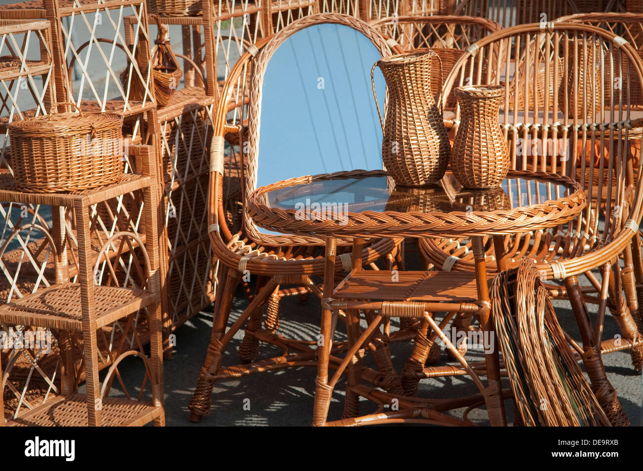 Fatto a mano mobili in vimini per la vendita a livello locale fiera  artigianale a Wadowice in Polonia Foto stock - Alamy