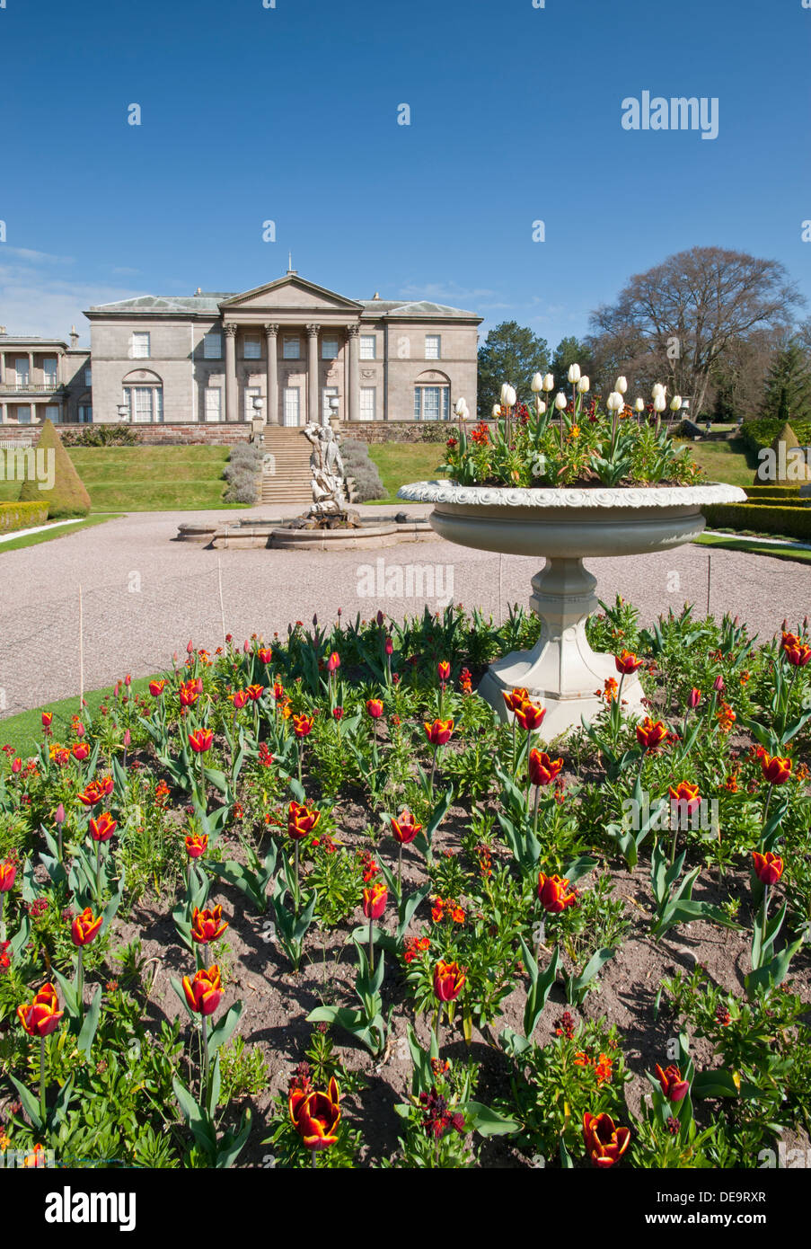 Primavera nel giardino all'italiana, Tatton Hall, vicino a Knutsford, Cheshire, Inghilterra, Regno Unito Foto Stock