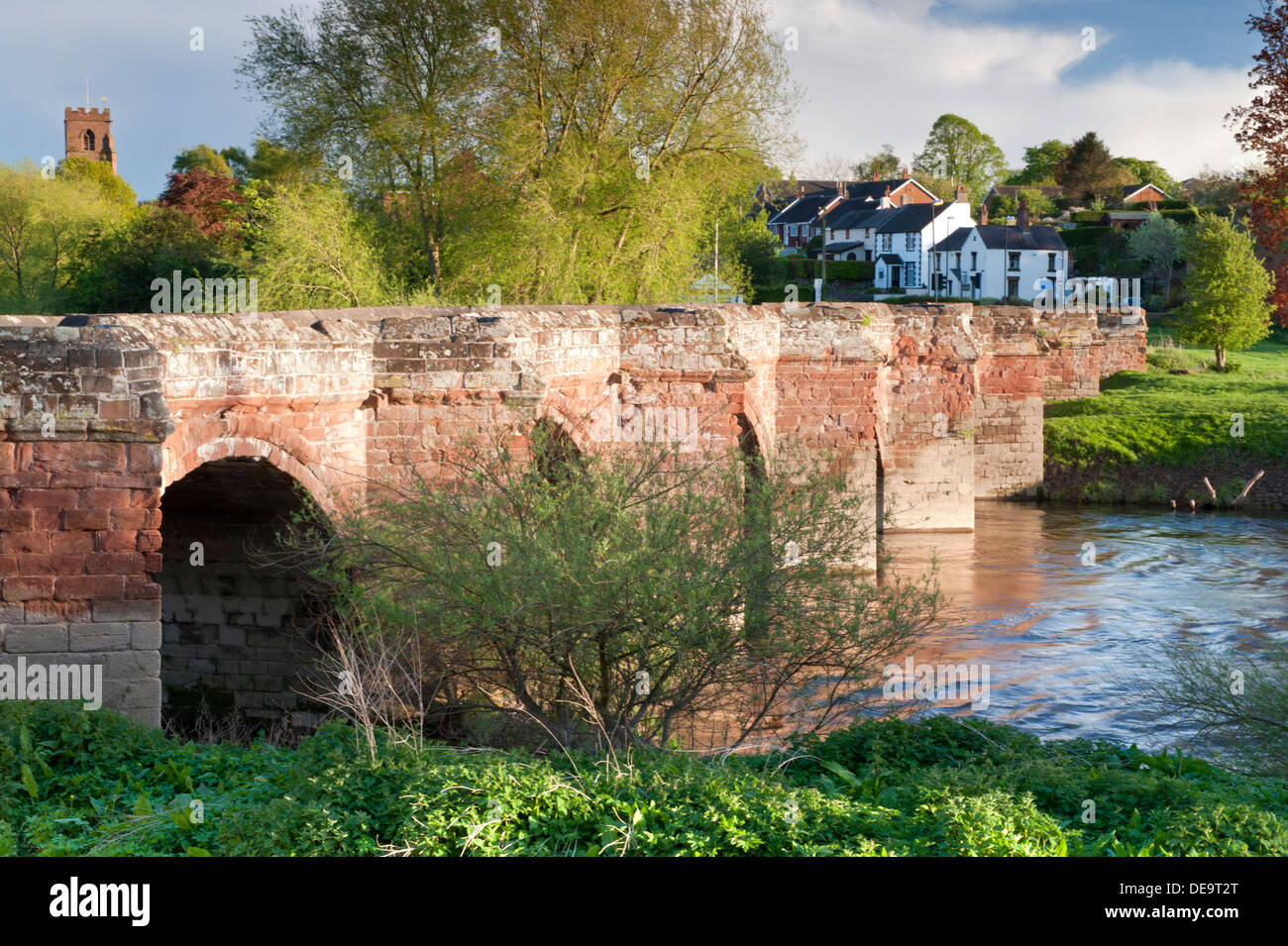 Farndon Bridge e il fiume Dee cercando di fronte a Holt, Farndon, Cheshire, Inghilterra, Regno Unito Foto Stock