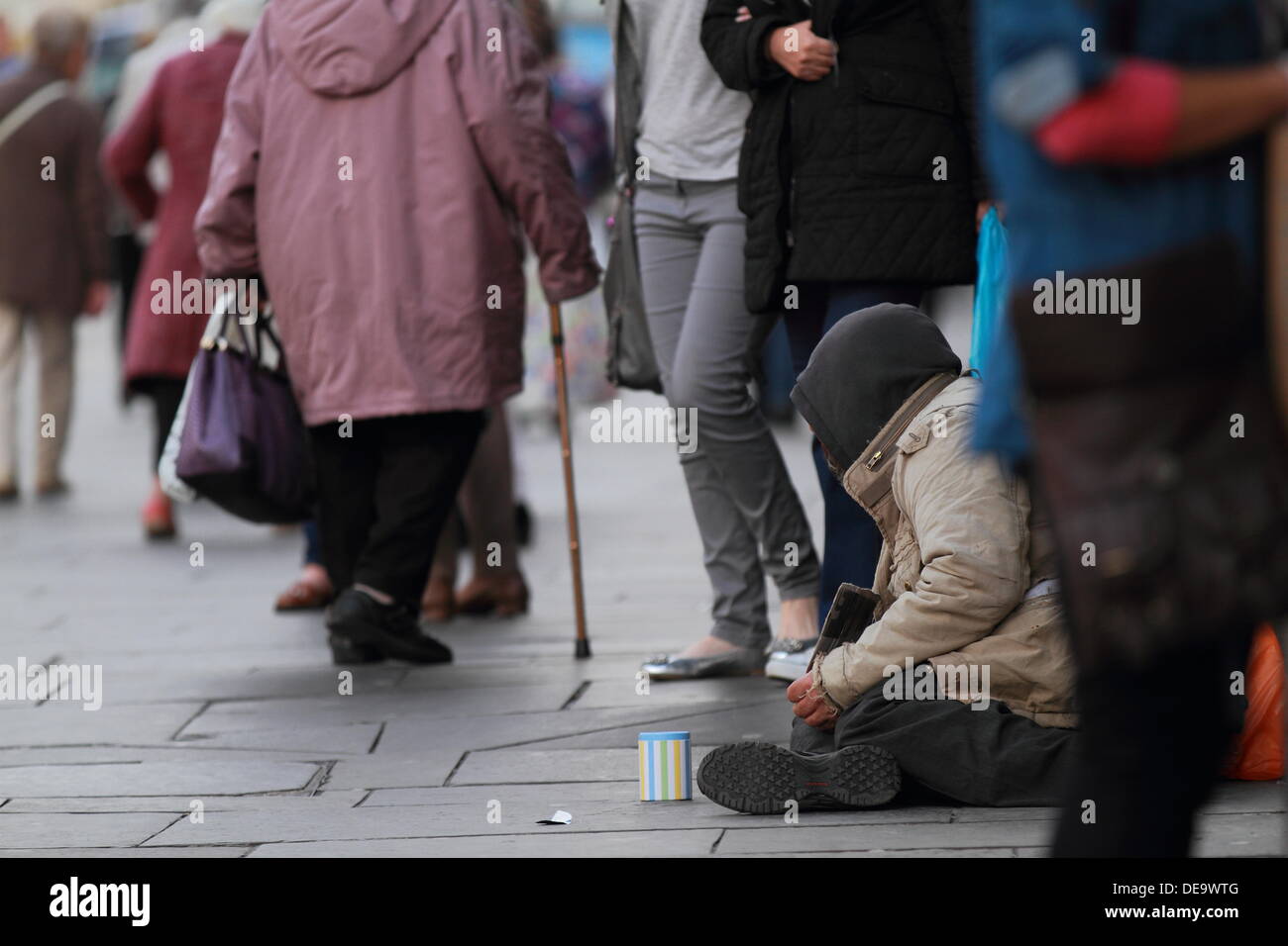Un uomo che mendica per modificare in strada, povertà, temi sociali, poveri, senzatetto, Argyll Street, Glasgow, Scotland, Regno Unito Foto Stock