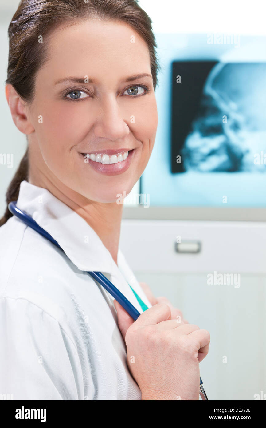 Donna femmina medico con raggi x in un ospedale Foto Stock