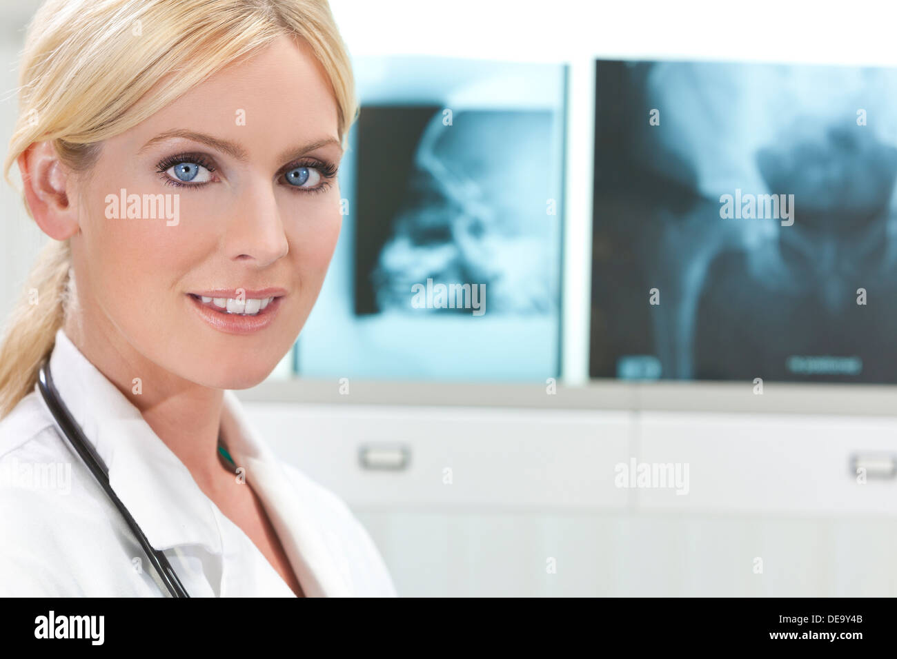 Una donna bionda medico con raggi x in un ospedale Foto Stock