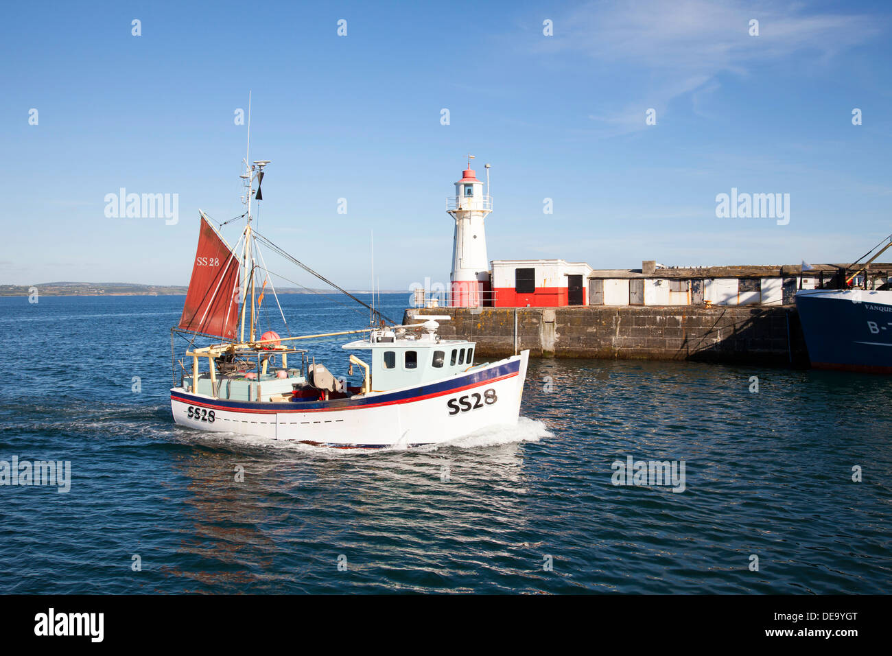 Una barca da pesca entrando in Porto di Newlyn, Cornwall, England, Regno Unito Foto Stock