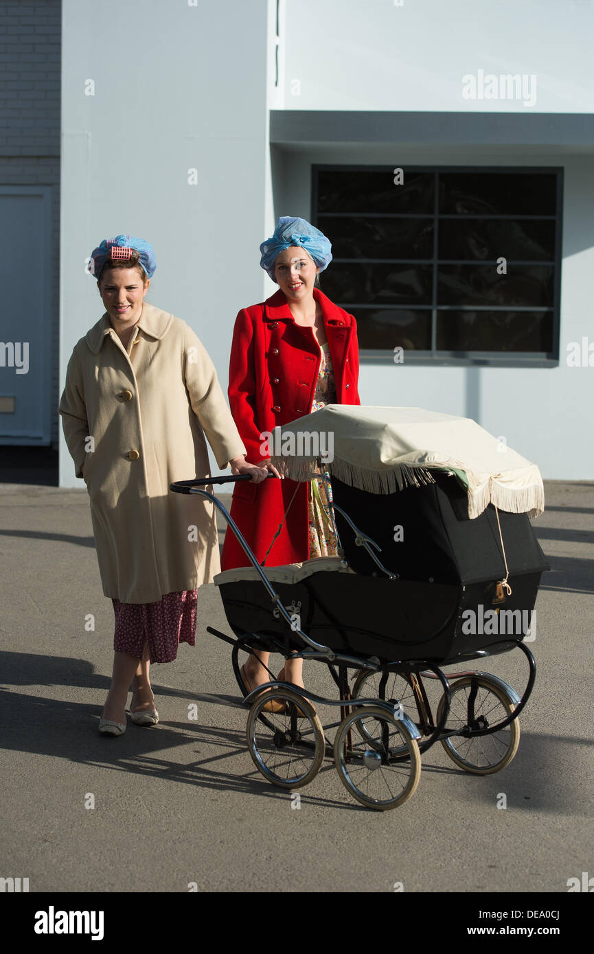 Chichester, West Sussex, Regno Unito. Xiv Sep, 2013. Goodwood. Goodwood Racing circuito, West Sussex - Sabato 14 Settembre. Due signore vestito in abiti periodo compreso aventi i loro capelli in rulli posano con un credito della PRAM: MeonStock/Alamy Live News Foto Stock