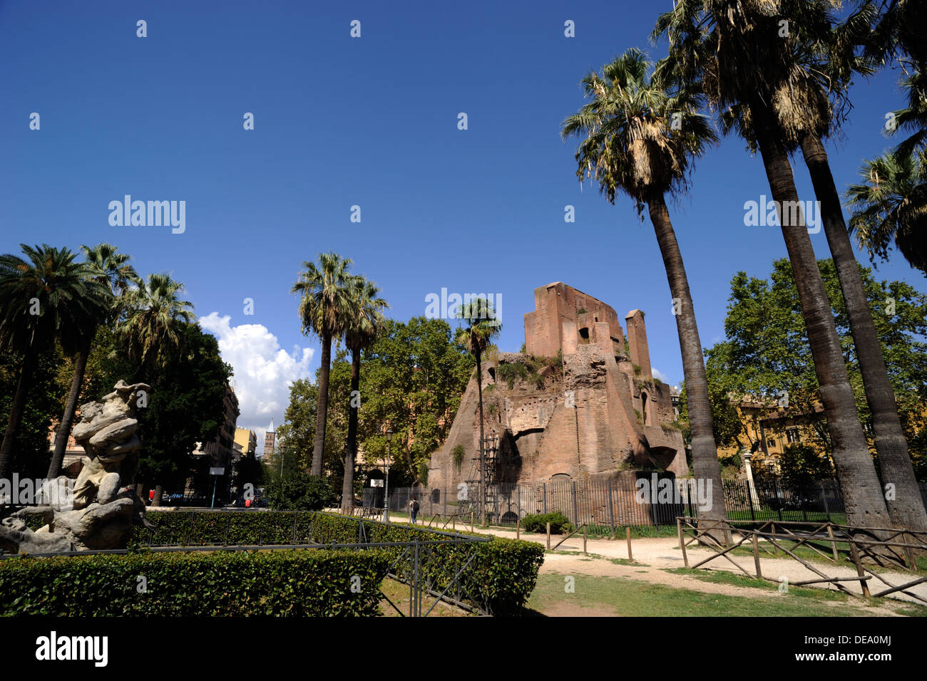 Italia, Roma, Piazza Vittorio Emanuele II, Ninfeo di Alessandro (Ninfeo divi Alexandri) rovine romane Foto Stock