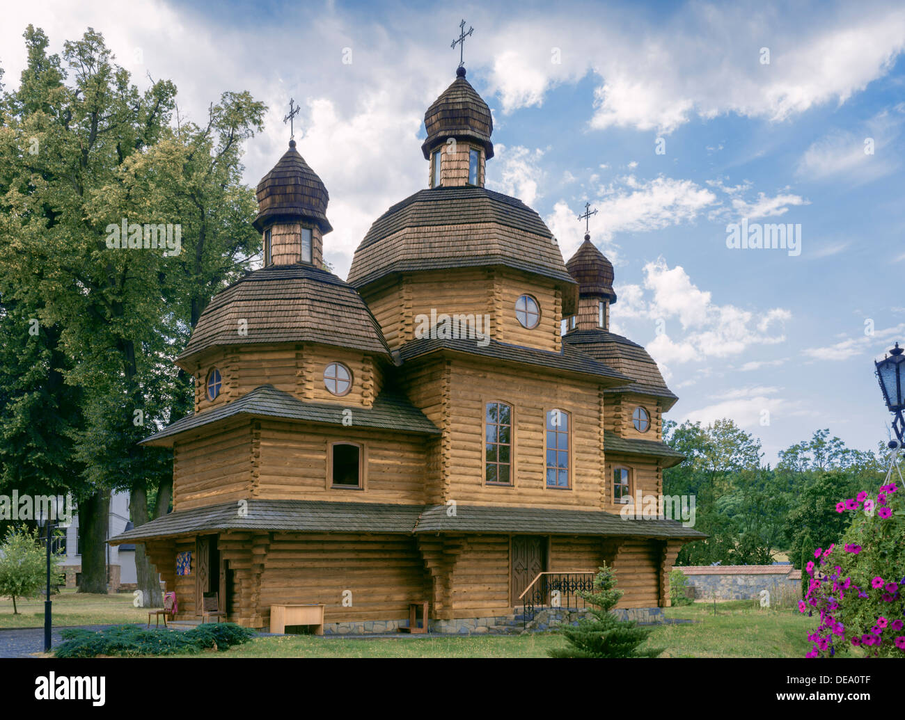 Chiesa in legno nel monastero Krekhiv (regione di Lviv, Ucraina) Foto Stock