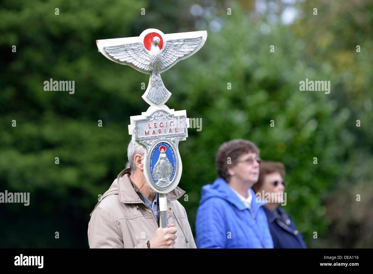 Manchester, Regno Unito. Xiv Sep, 2013. Un membro della Legione di Maria tiene il suo standard. Il ramo di Manchester della Legione di Maria, mantiene la sua quarantesima anniverary del rosario nel rally di Platt Fields Park, Fallowfield, Manchester. La Legione di Maria è una in tutto il mondo cattolico romano organizzazione di uomini e di donne e che incoraggia la pratica della fede in unione con Maria, la Madre di Dio. Credito: Giovanni friggitrice/Alamy Live News Foto Stock