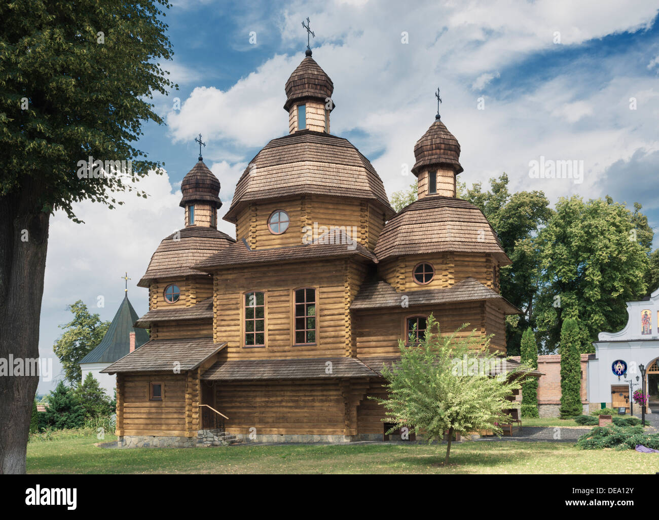 Chiesa in legno nel monastero Krekhiv (Zhovkva distretto, regione di Lviv, Ucraina) Foto Stock