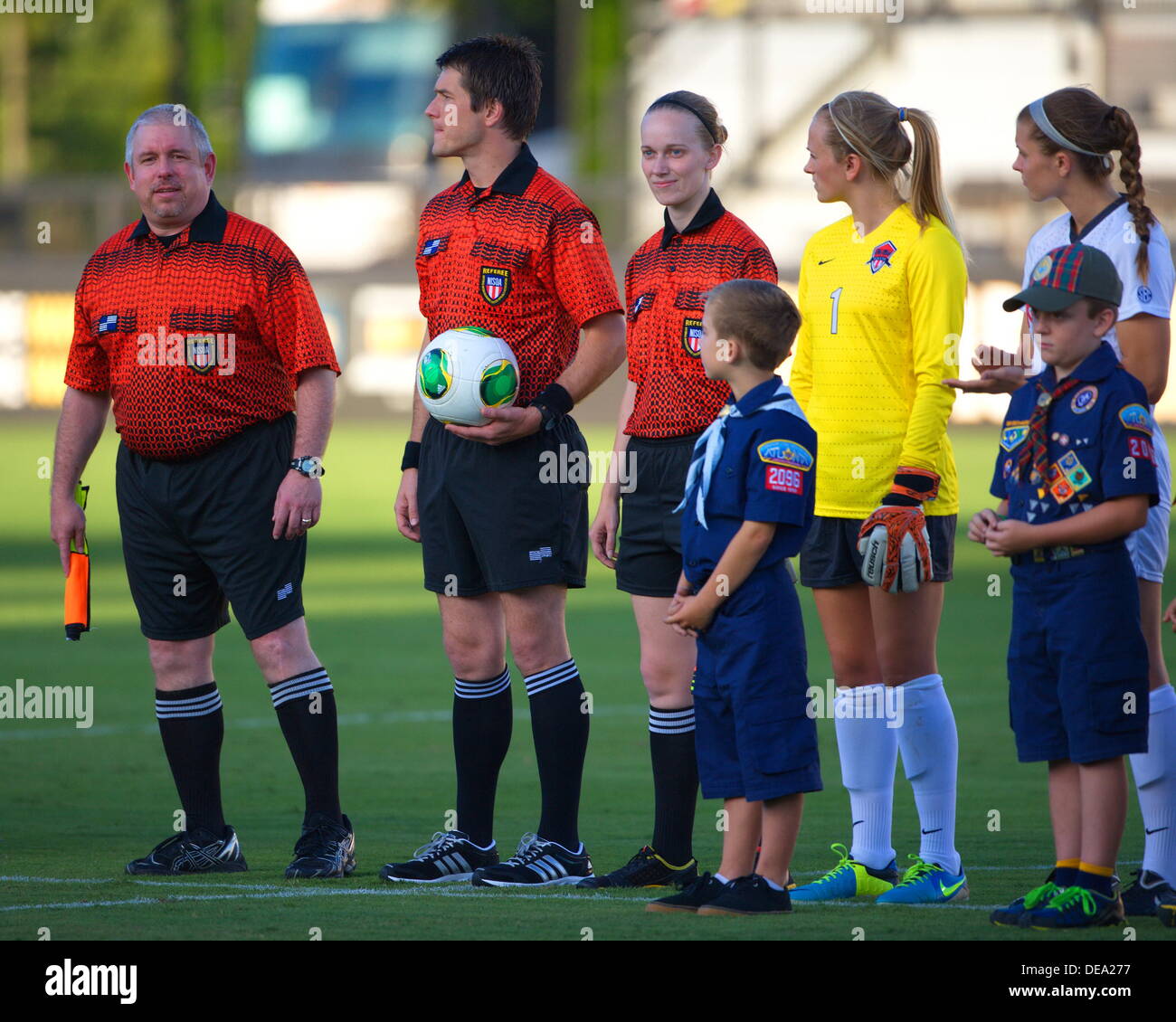 Kennesaw, Georgia. Stati Uniti d'America. Settembre 13, 2013. Arbitro di Mark Bernat (Sinistra, Alpharetta GA), concedere Leland (Centro, Nashville TN) e Pearl Camp (diritto, Atlanta GA) prima di Ole Miss' 2-1 win over Kennesaw stato al quinto terzo Bank Stadium. Donne divisione NCAA HO Soccer. © Wayne Hughes/Alamy Live News Foto Stock